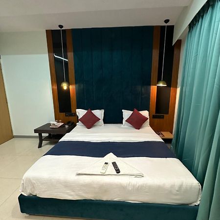 Hotel Sky Palace Adajan 苏拉特 外观 照片
