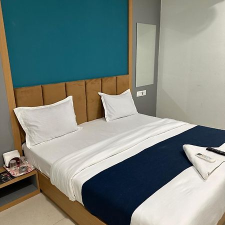 Hotel Sky Palace Adajan 苏拉特 外观 照片