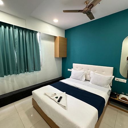 Hotel Sky Palace Adajan 苏拉特 外观 照片