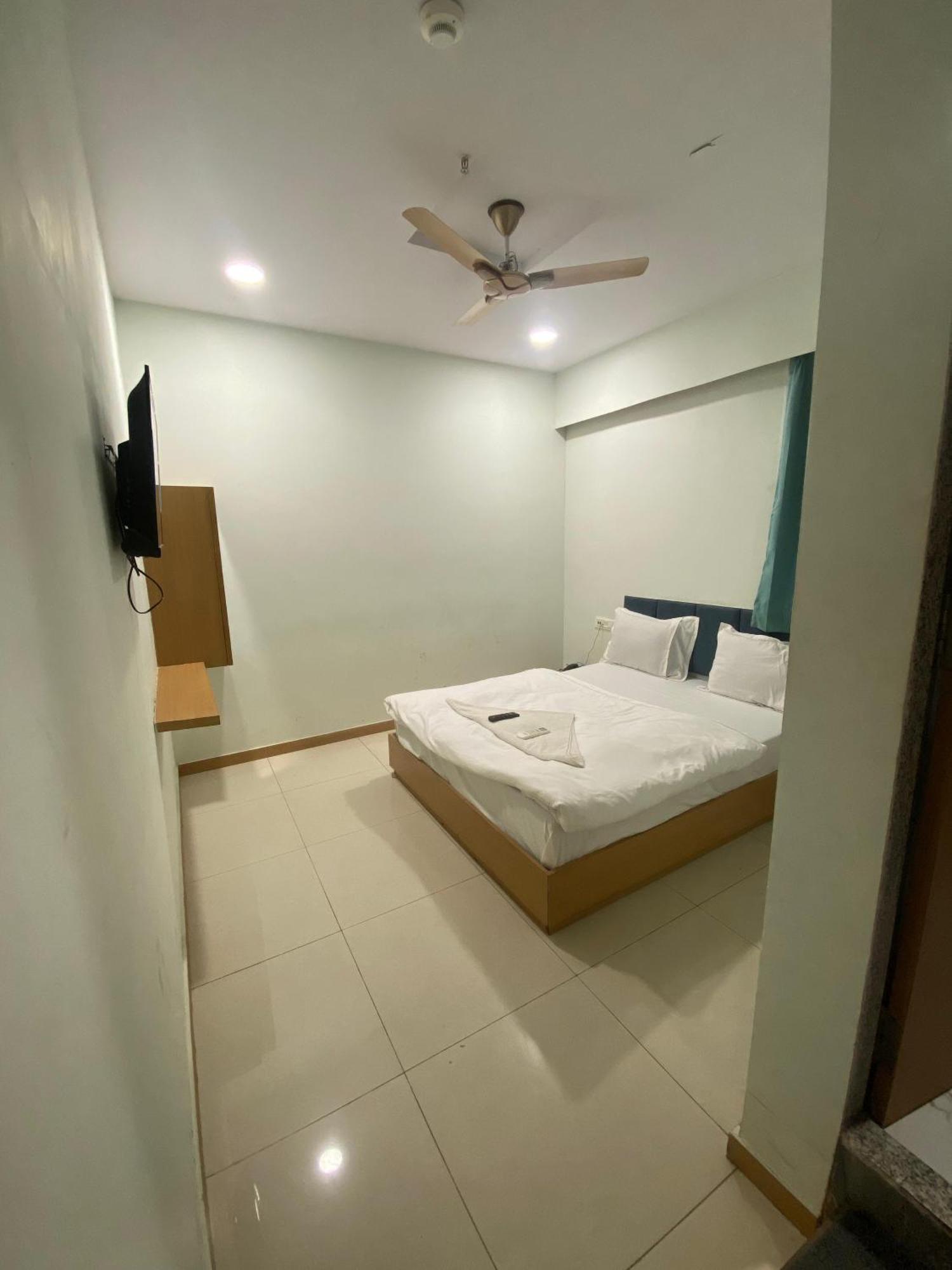Hotel Sky Palace Adajan 苏拉特 客房 照片