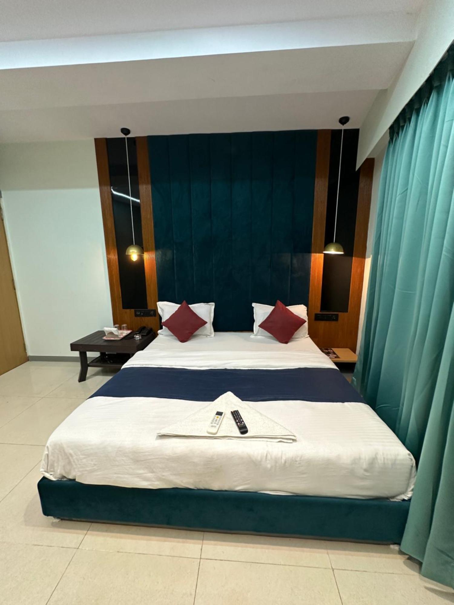 Hotel Sky Palace Adajan 苏拉特 外观 照片