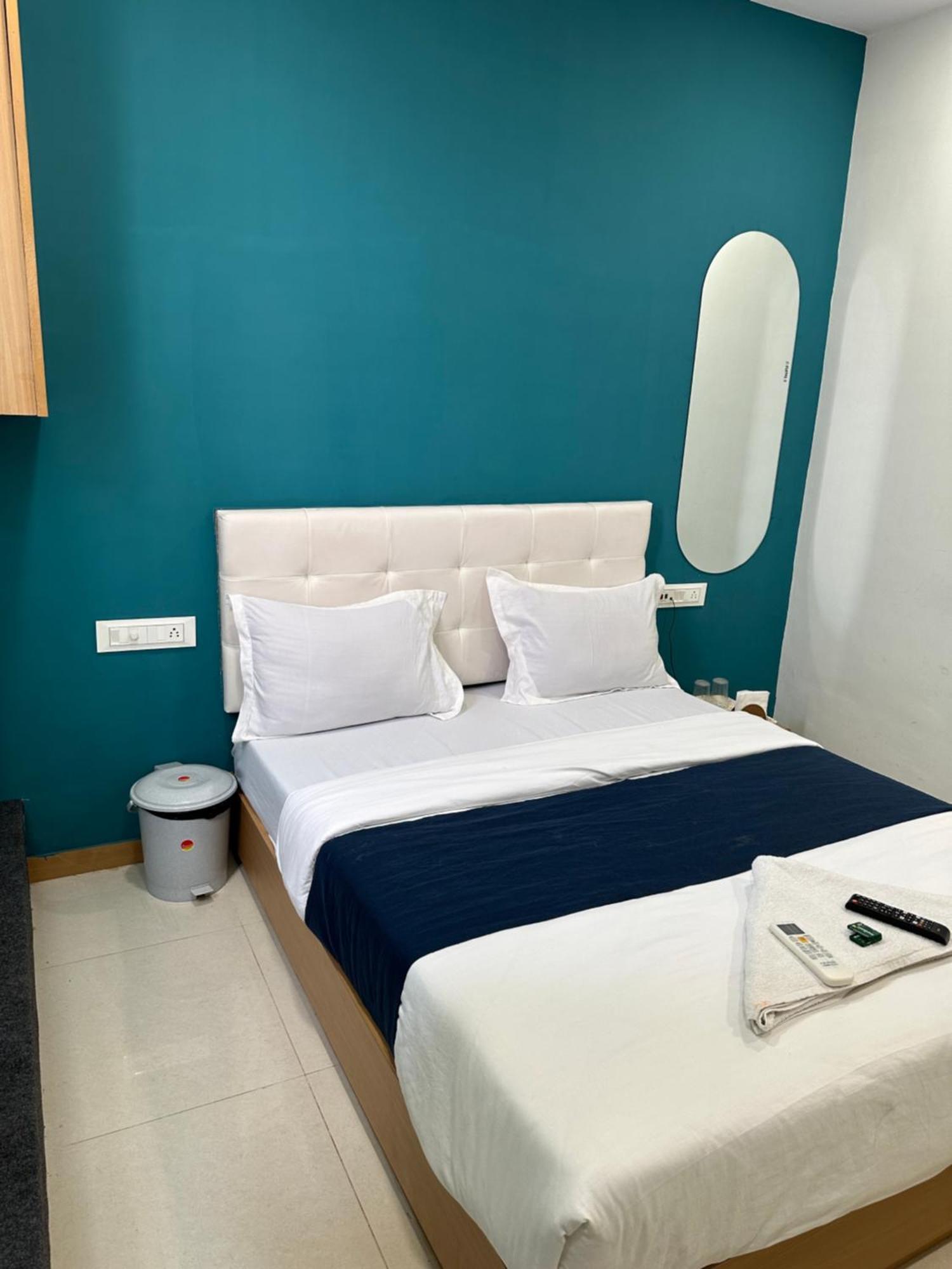 Hotel Sky Palace Adajan 苏拉特 外观 照片