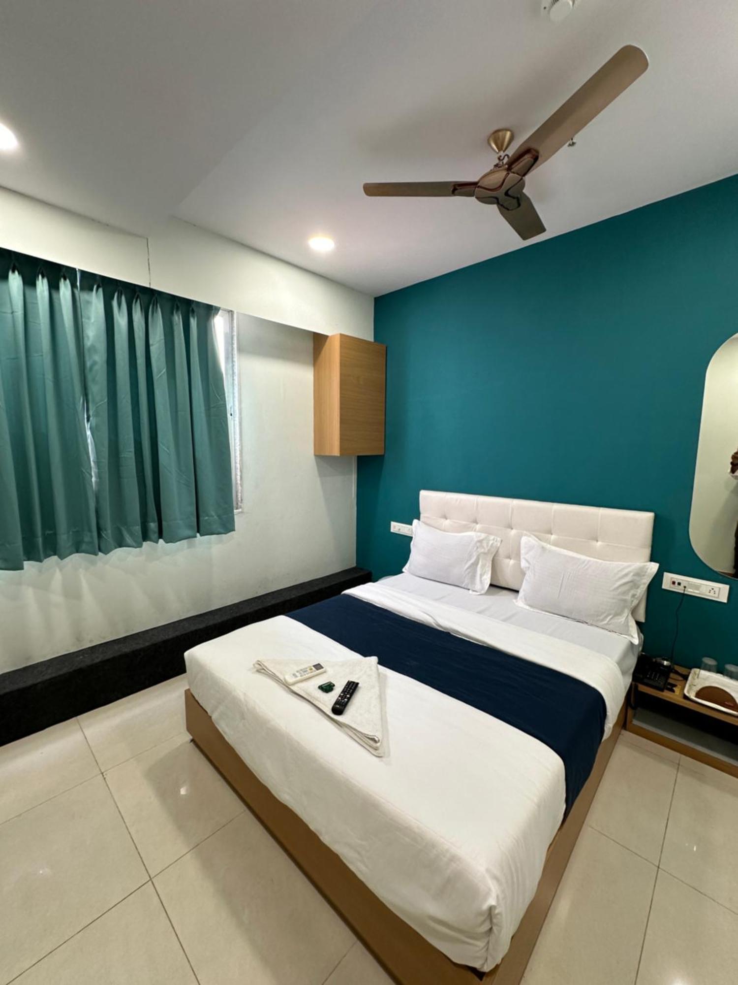 Hotel Sky Palace Adajan 苏拉特 外观 照片