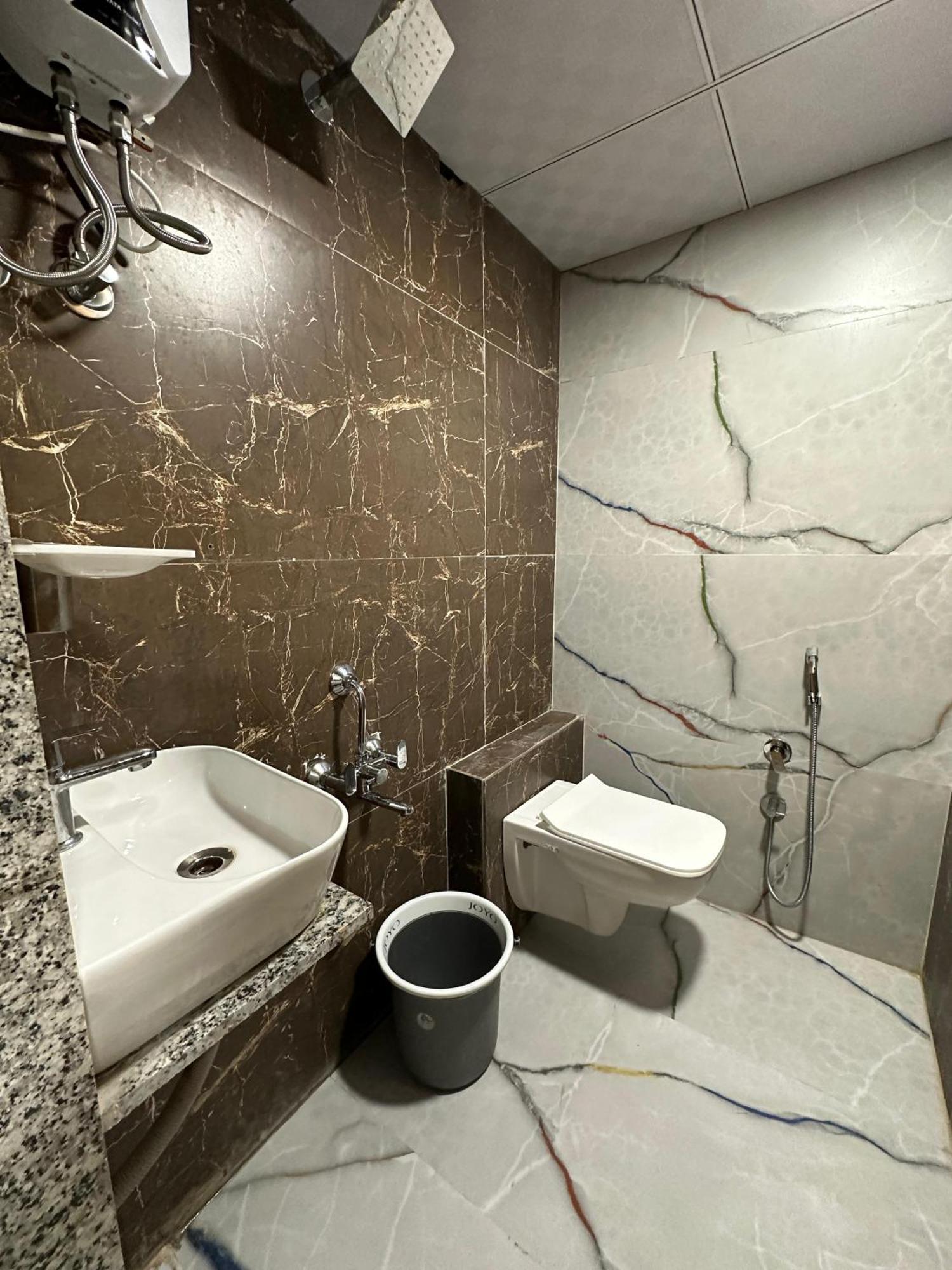 Hotel Sky Palace Adajan 苏拉特 客房 照片