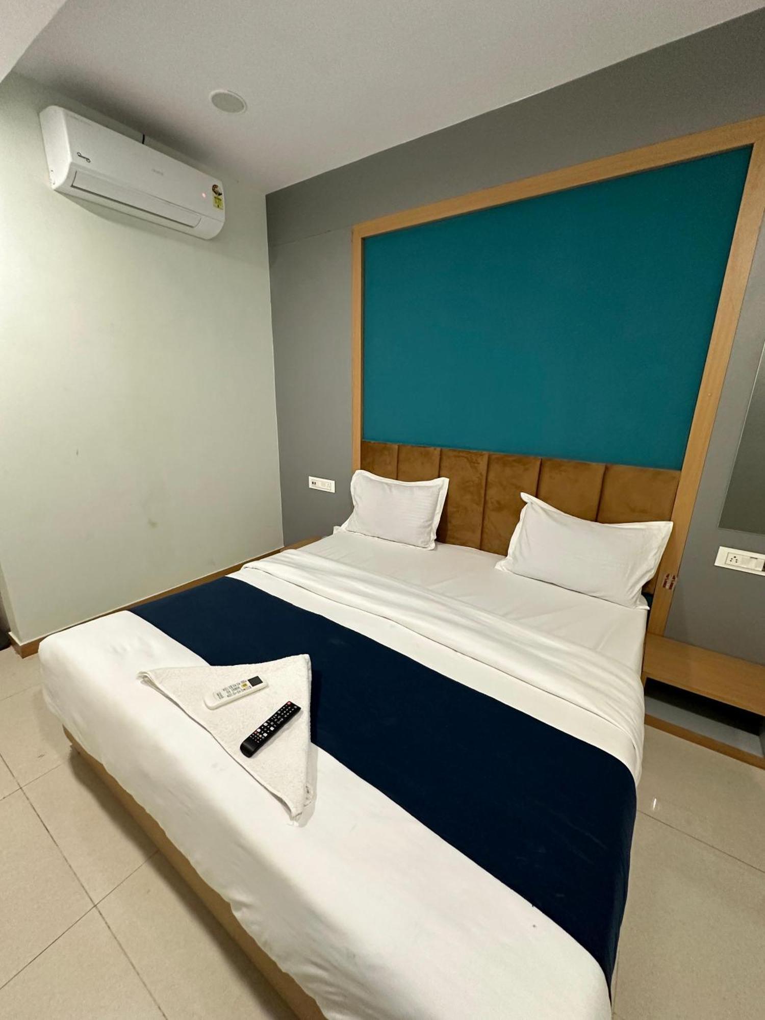 Hotel Sky Palace Adajan 苏拉特 客房 照片