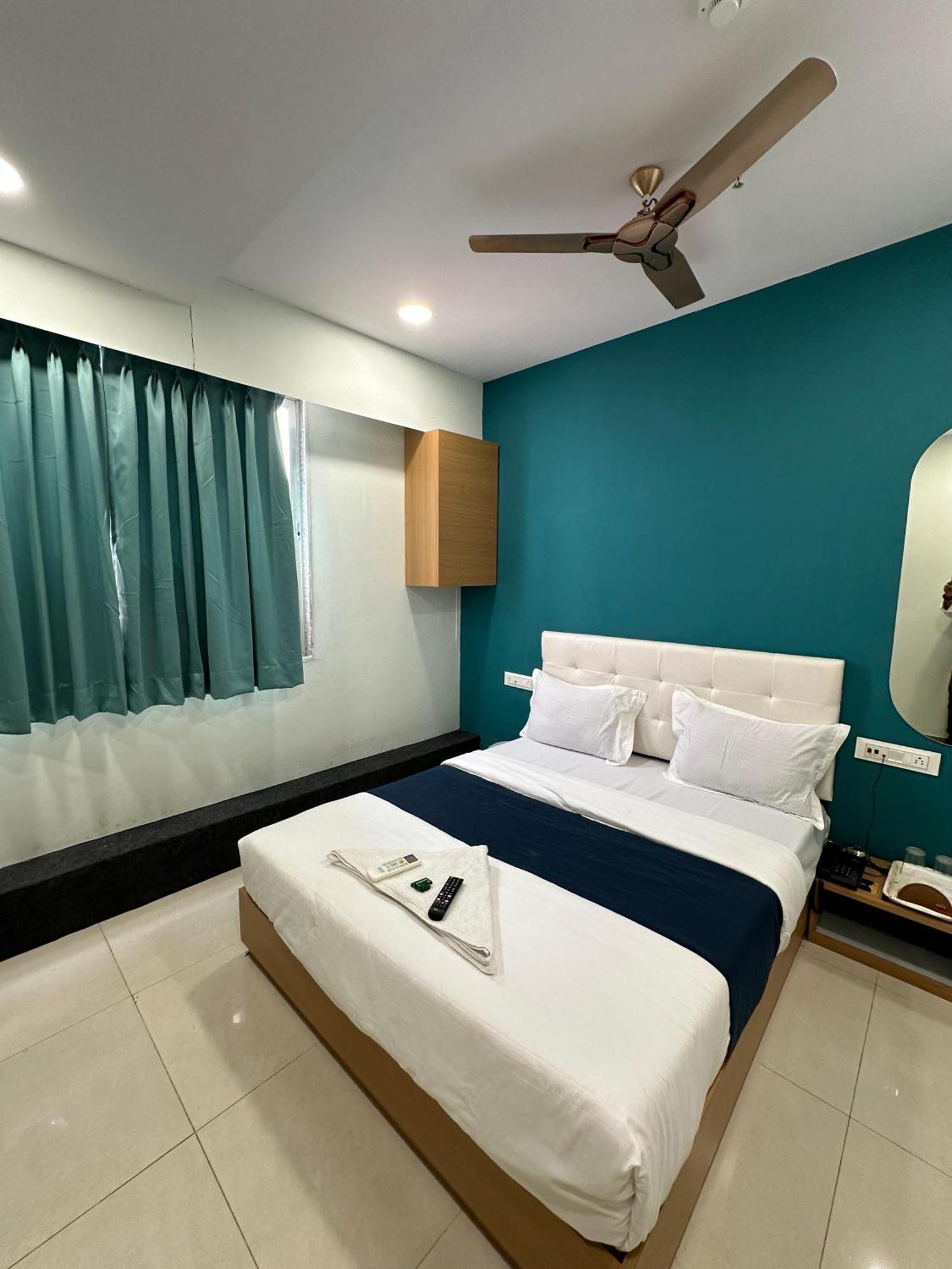 Hotel Sky Palace Adajan 苏拉特 客房 照片